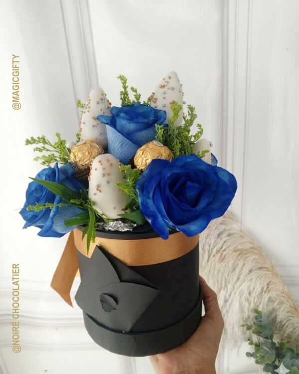 box-rosas-azules-fresas-chocolate-quito