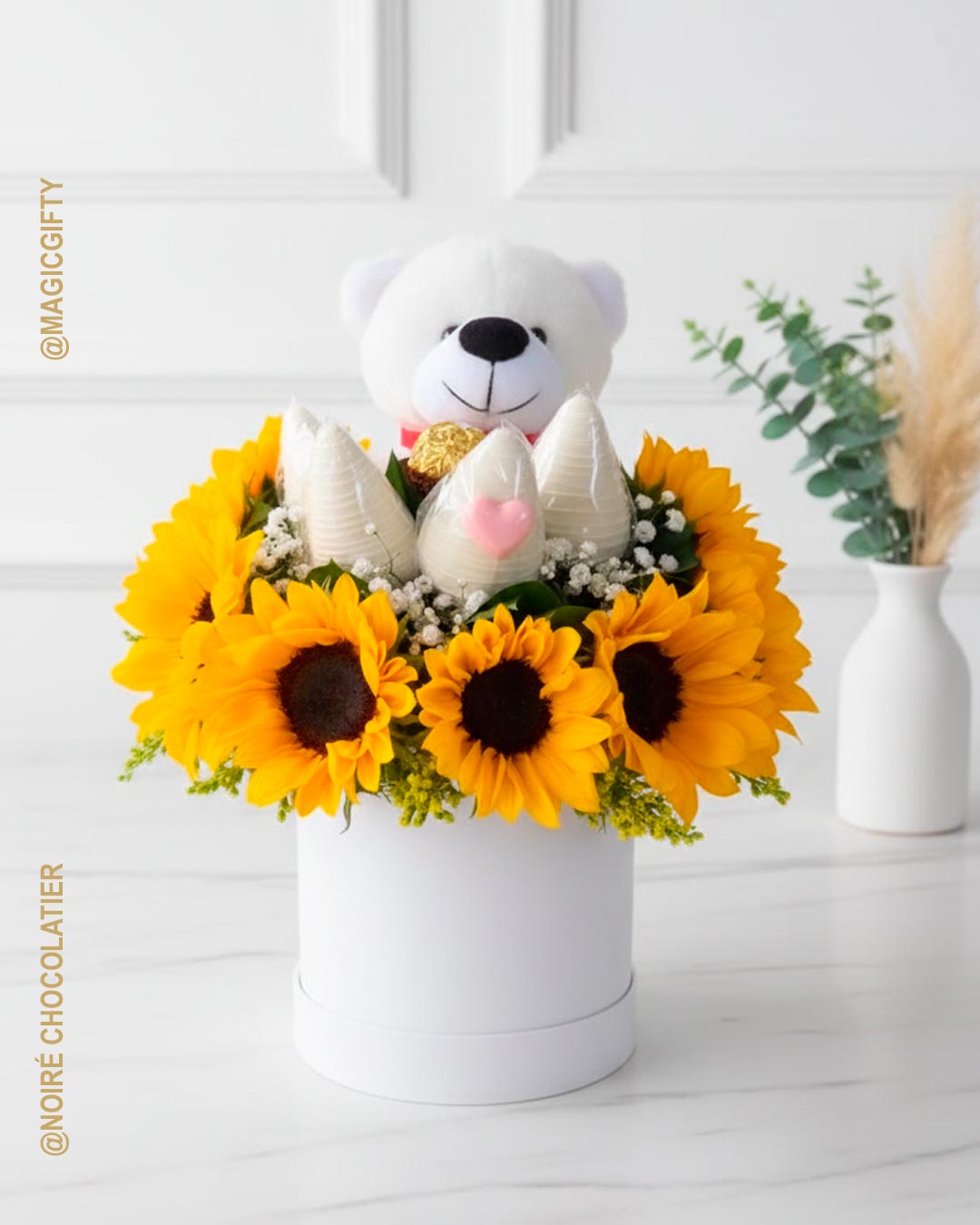 Sorprende con girasoles frescos, osito de peluche y fresas bañadas en chocolate blanco en elegante caja blanca. El detalle perfecto. Entrega en Quito. Slug petit-soleil-girasoles-peluche-fresas Keyword principal girasoles peluche fresas chocolate regalo Quito