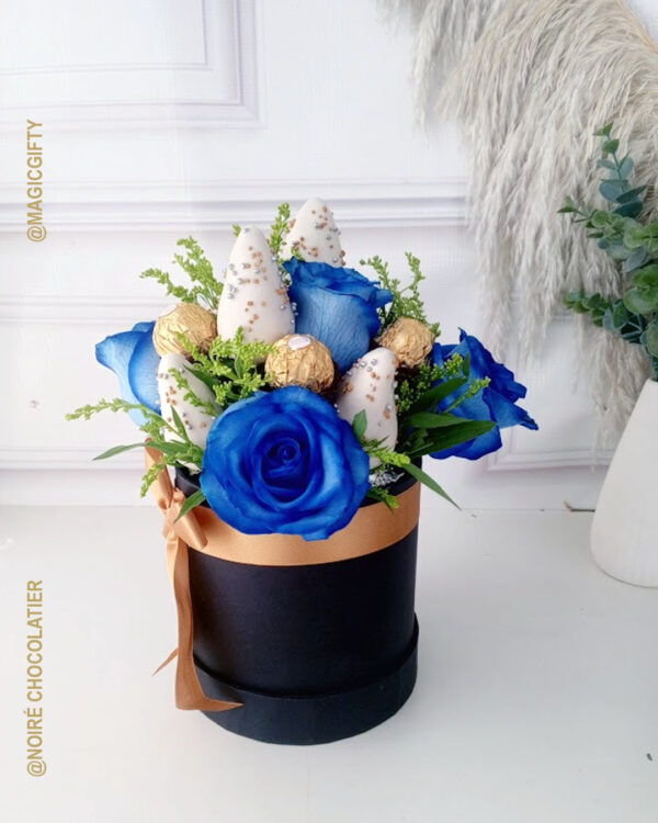 box con rosas y fresas