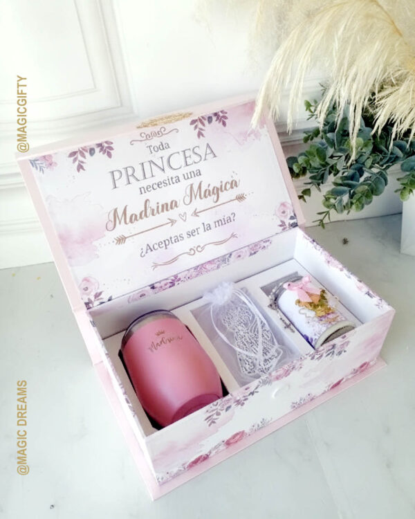 Caja tipo libro personalizada para pedir a la madrina con vaso térmico rosado, vela personalizada y detalle sorpresa, regalo premium