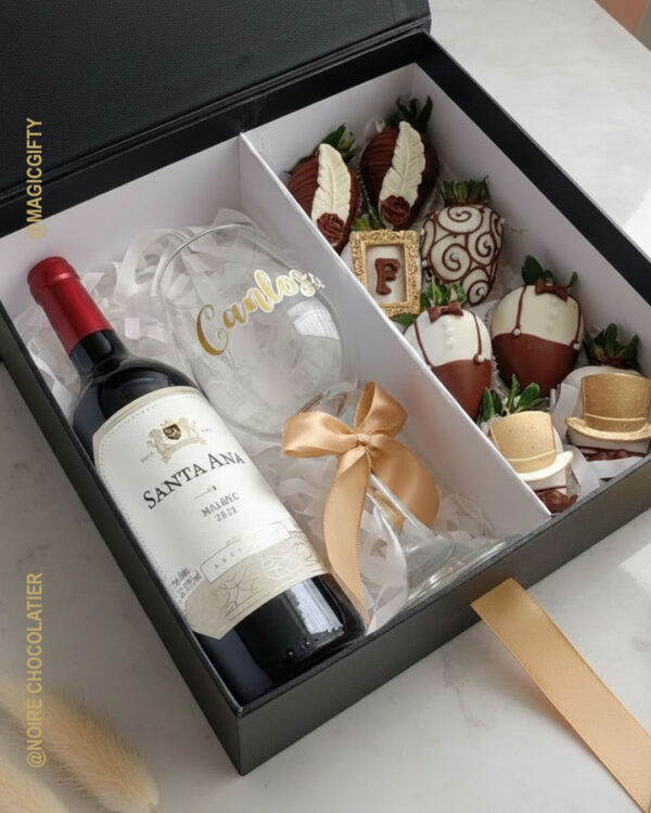 Regala una Luxury Box exclusiva para él: vino tinto, copa personalizada y fresas con chocolate artesanales. Entrega el mismo día en Quito. ¡Pídela ahora!