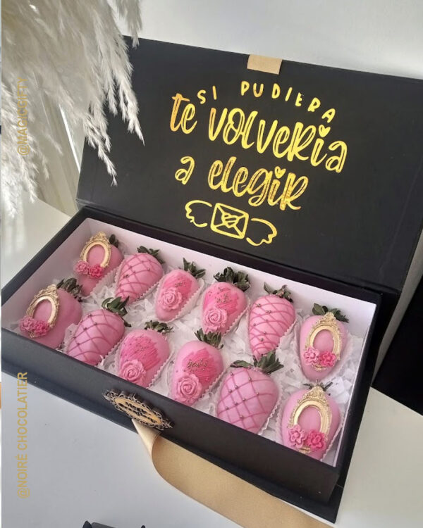 fresas cubiertas premium en caja libro Quito
