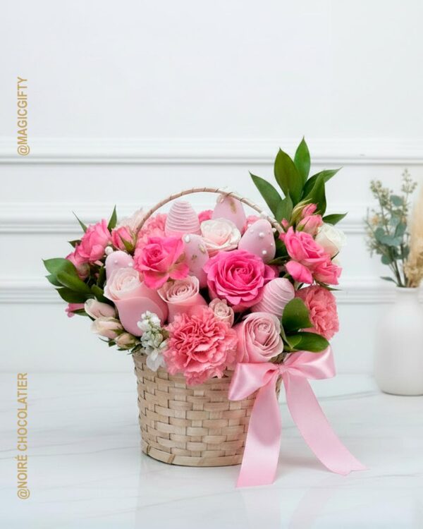 Mon Amour Basket — canasta con rosas rosadas, claveles y fresas en chocolate