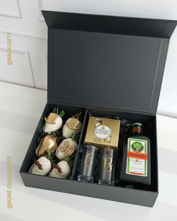 Luxury Box con licor + fresas cubiertas y iniciales | Magic Gift