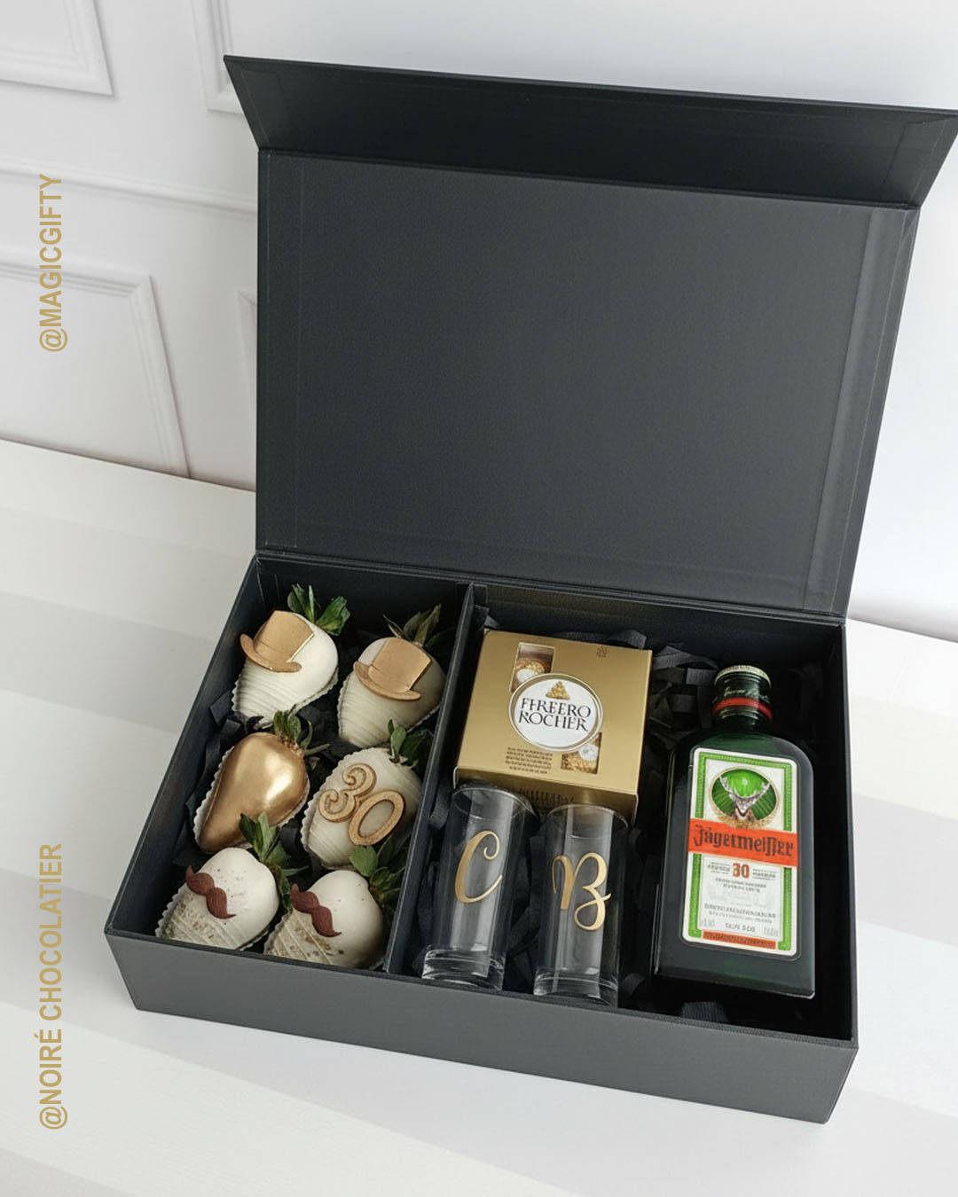 Luxury Box con licor + fresas cubiertas y iniciales | Magic Gift