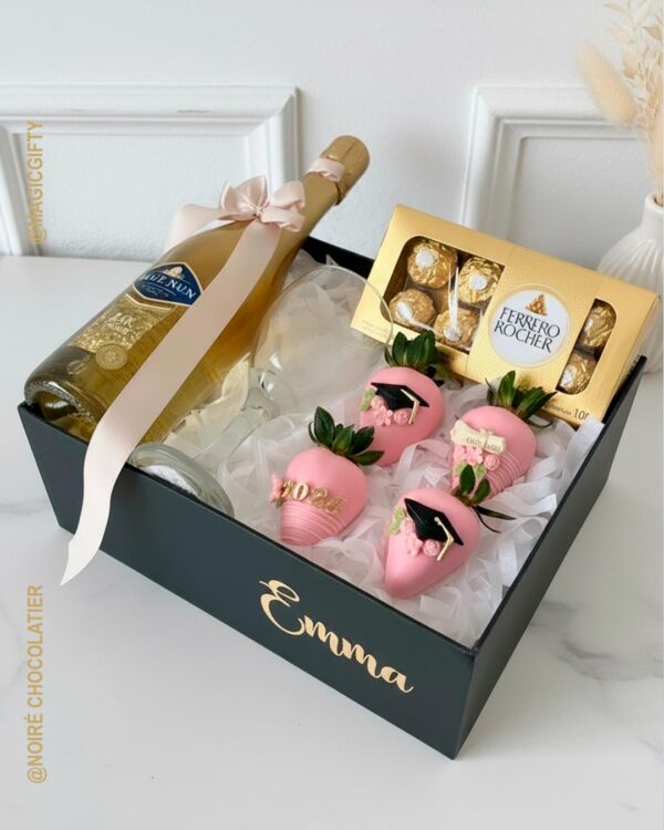🎓 ¿Qué incluye? Fresas Artesanales Fresas bañadas en chocolate rosado con temática de graduación Decoración con birretes miniatura en fondant Año de graduación en dorado (personalizable) Flores y detalles artesanales en cada fresa Aprox. 5 unidades hechas a mano Bebida Botella de champagne/espumante (Blue Nun o similar) Copa de cristal con lazo rosé Chocolates Caja de Ferrero Rocher (8 unidades) 🎁 Presentación Caja rígida negra premium Nombre del graduado/a grabado en dorado en el frente Interior con papel de seda blanco Lazo rosé en la botella Branding Magic Gifty / Noiré Chocolatier 🎓 Ideal para Graduación universitaria Graduación de colegio Maestrías y posgrados Logros académicos Celebración de metas cumplidas ✨ Personalización Nombre grabado en dorado en la caja Año de graduación en las fresas Colores de fresas personalizables Posibilidad de cambiar la bebida Añade tarjeta con dedicatoria 🚚 Entrega Disponible para entrega en Quito Pedidos con mínimo 48 horas de anticipación (por personalización de caja) Producto perecedero: consumir fresas el mismo día de entrega