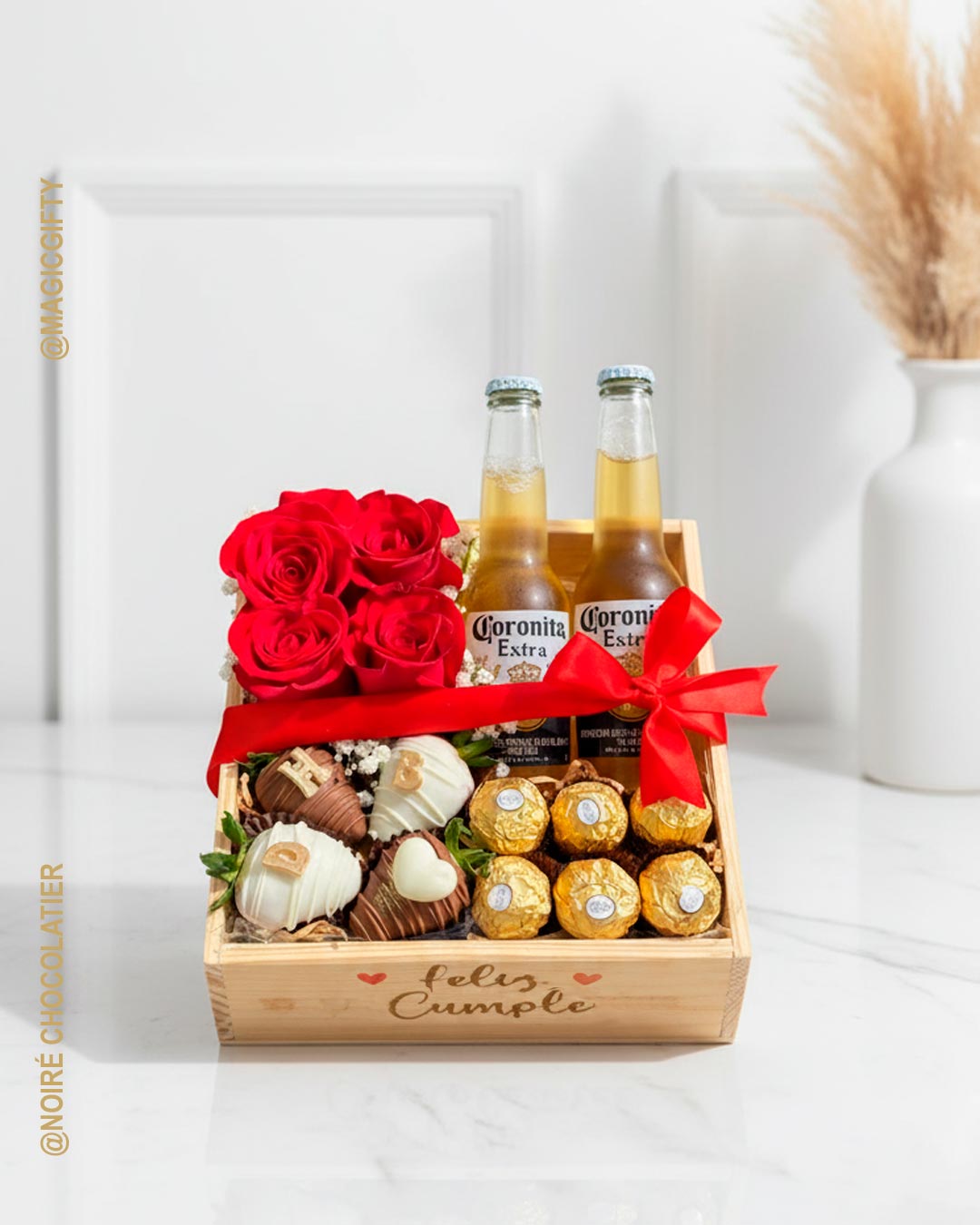 caja de pino con rosas y fresas