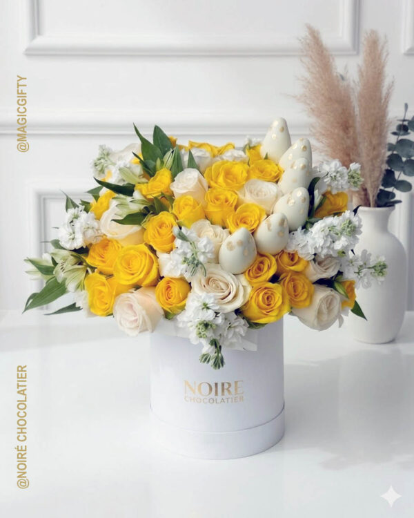 Arreglo floral premium de rosas amarillas y blancas en caja cilíndrica blanca NOIRÉ CHOCOLATIER