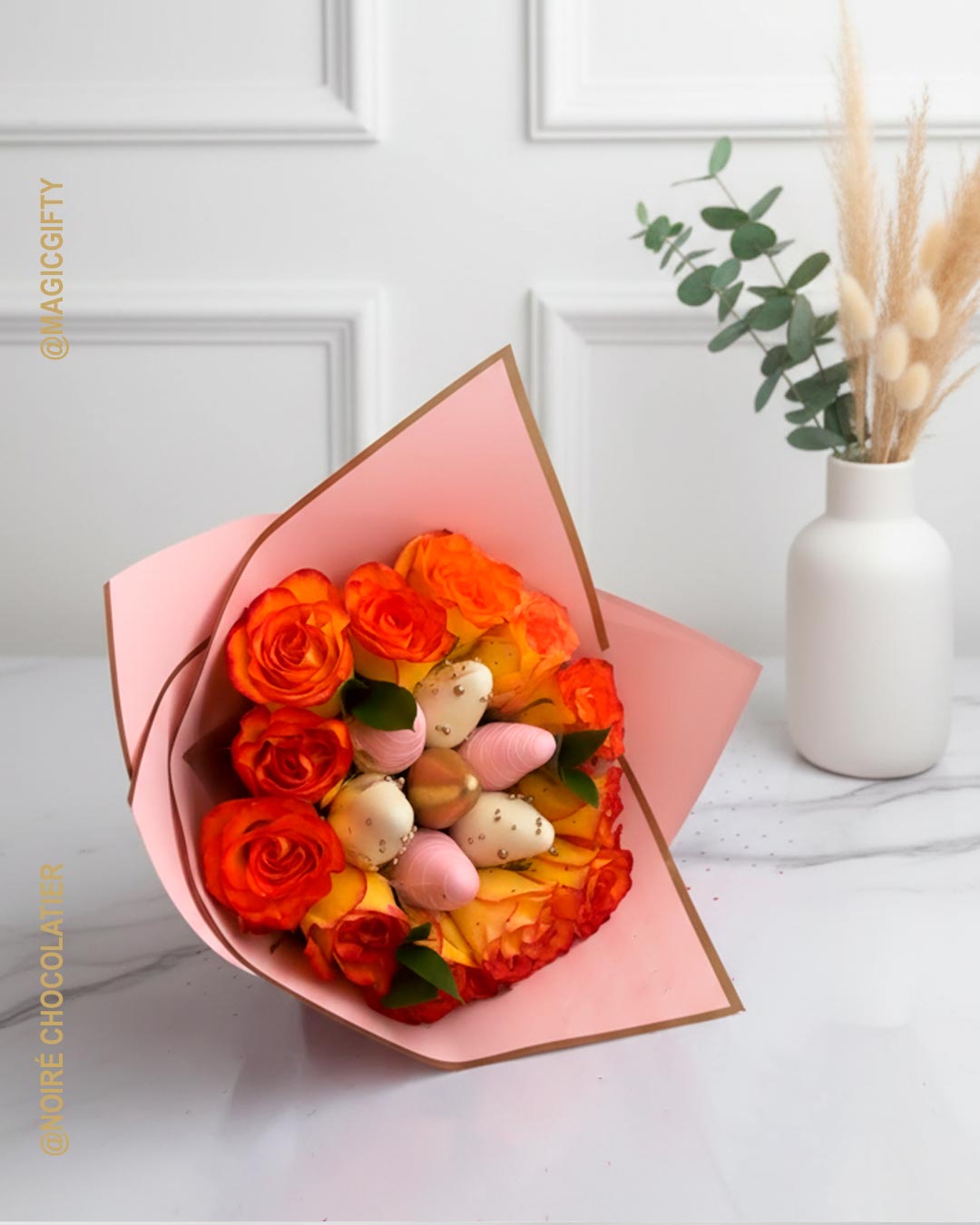 Belle Petit — ramo petit de rosas frescas con fresas bañadas en chocolate rosado, blanco y dorado envuelto en papel coreano