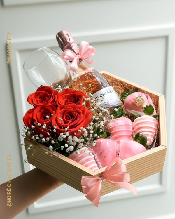 Rosé Chenet — caja de madera con JP Chenet rosé, rosas rojas y fresas rosadas