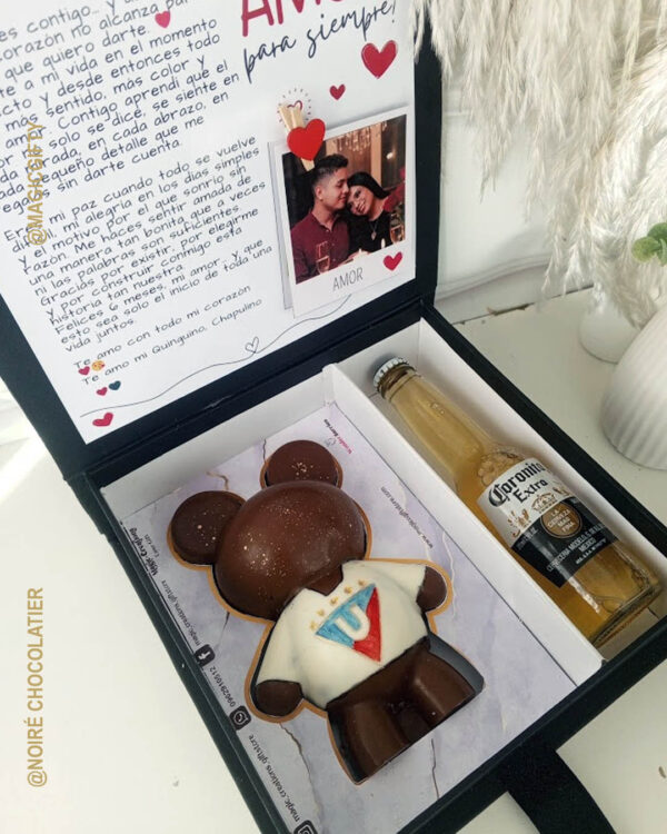 Oso de chocolate futbolista personalizado con polaroid