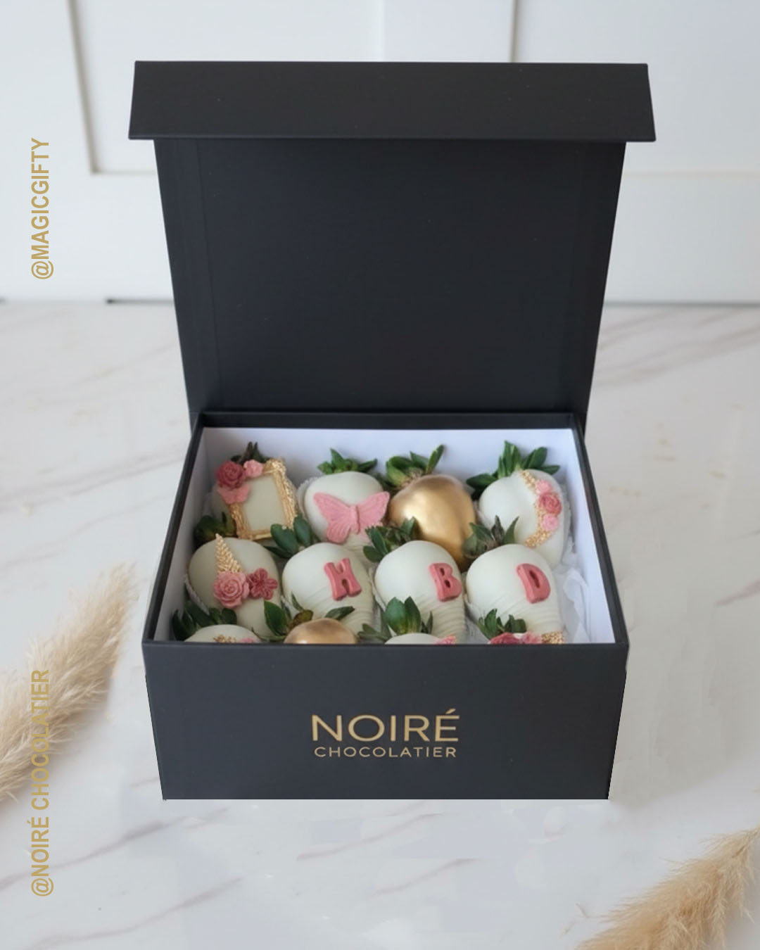 Noiré Iniciales de Amor – Box 12 fresas gourmet