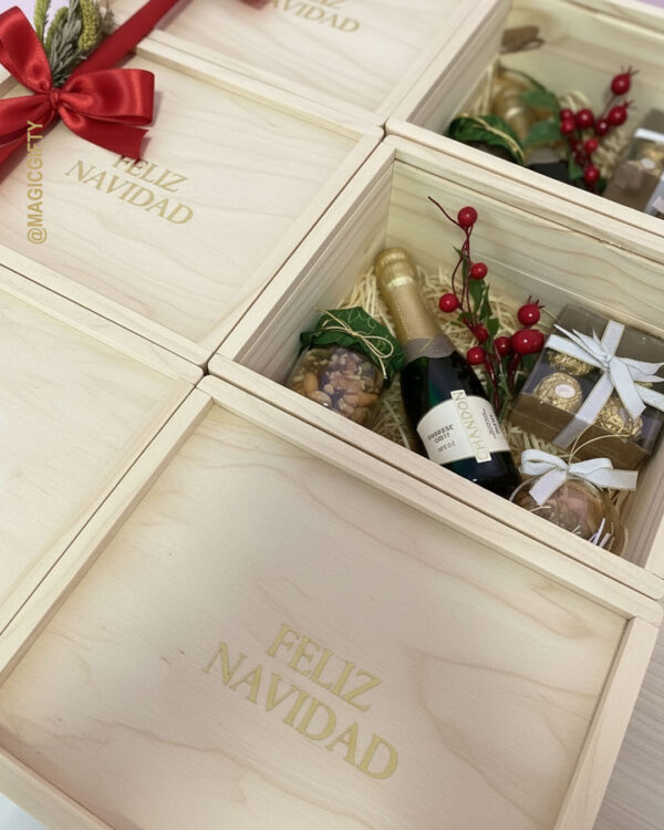 Caja de pino navideña con Chandon