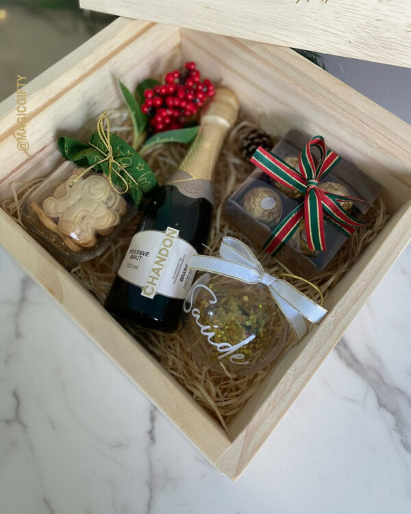 Caja de pino navideña con Chandon