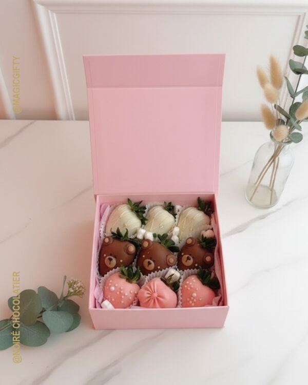Caja rosa tipo libro con fresas premium decoradas como ositos