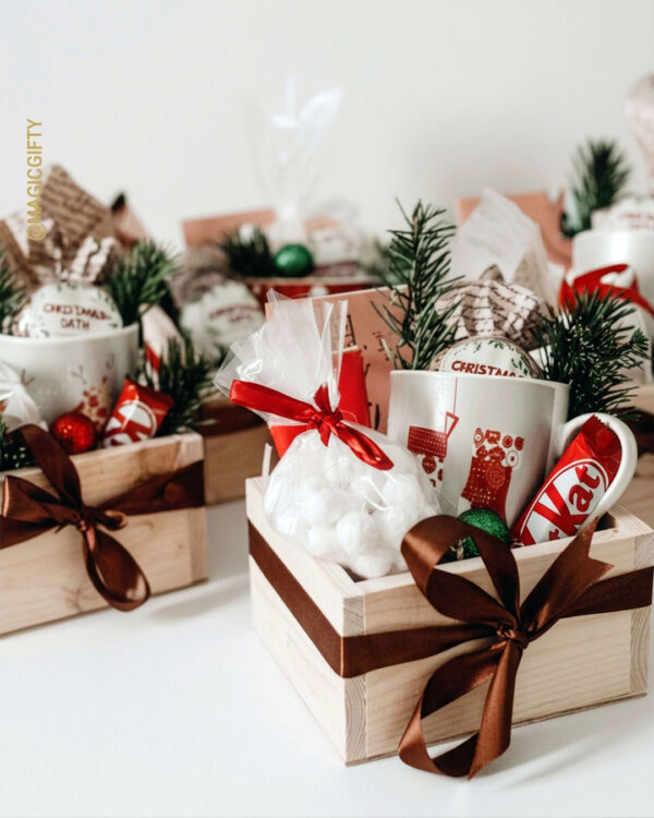 Box navideño en bandeja de pino con mini panetón, taza, chocolate, KitKat, bolsa de marshmallows, tarjeta y decoración de Navidad