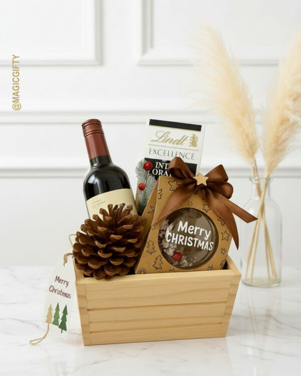Caja de pino navideña con vino mini y esfera con caramelos