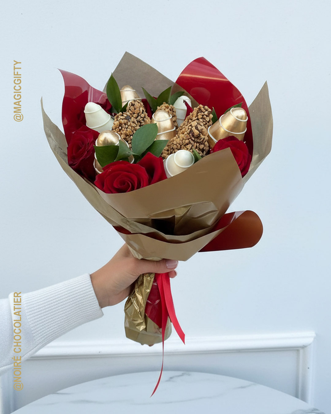 Ramo de fresas premium con rosas rojas, fresas cubiertas en chocolate blanco y dorado, envoltura roja y kraft con lazo