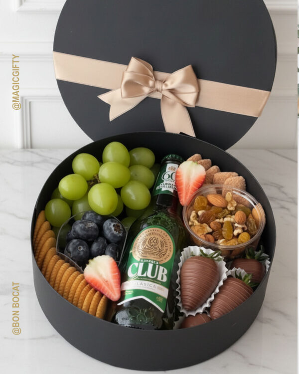 Caja redonda con cerveza y frutas